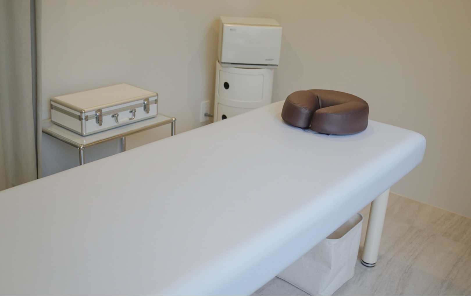 施術ルーム 2。こちらのお部屋で着替えをして頂きます